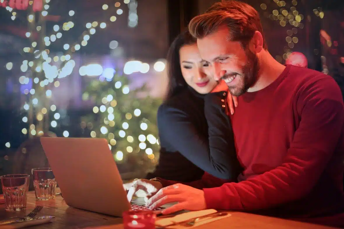 A couple playing at a UK online casino